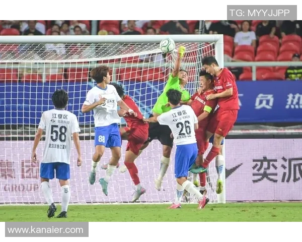 足球明星举旗瞬间集锦展现激情与荣耀的精彩瞬间